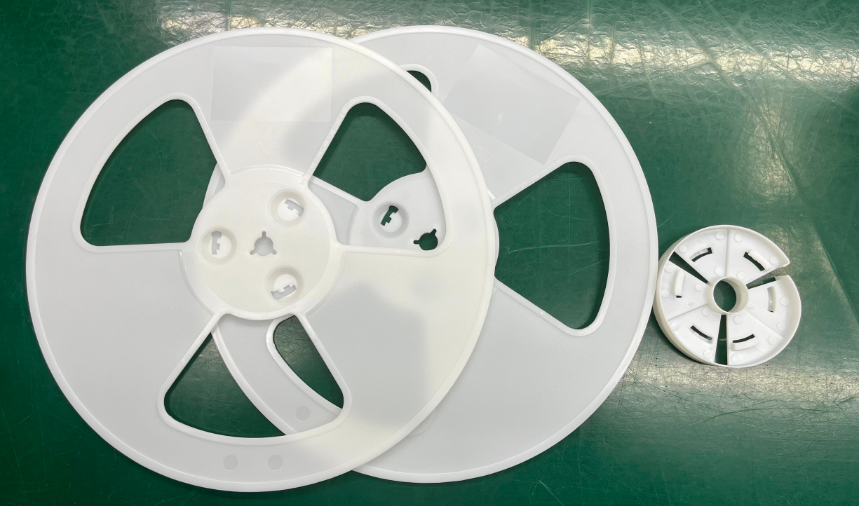 Three pieces type of 13” reel in white color are available